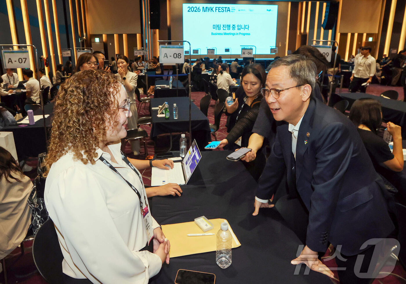 Vice Culture Minister Kim Young-soo talks to Goundwork's founder Dorsaf Alaya at MyK TRADE 2026. Vice Culture Minister Kim Young-soo talks to Goundwork's founder Dorsaf Alaya at MyK TRADE 2026.
